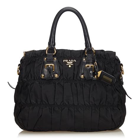 prada black old lady3